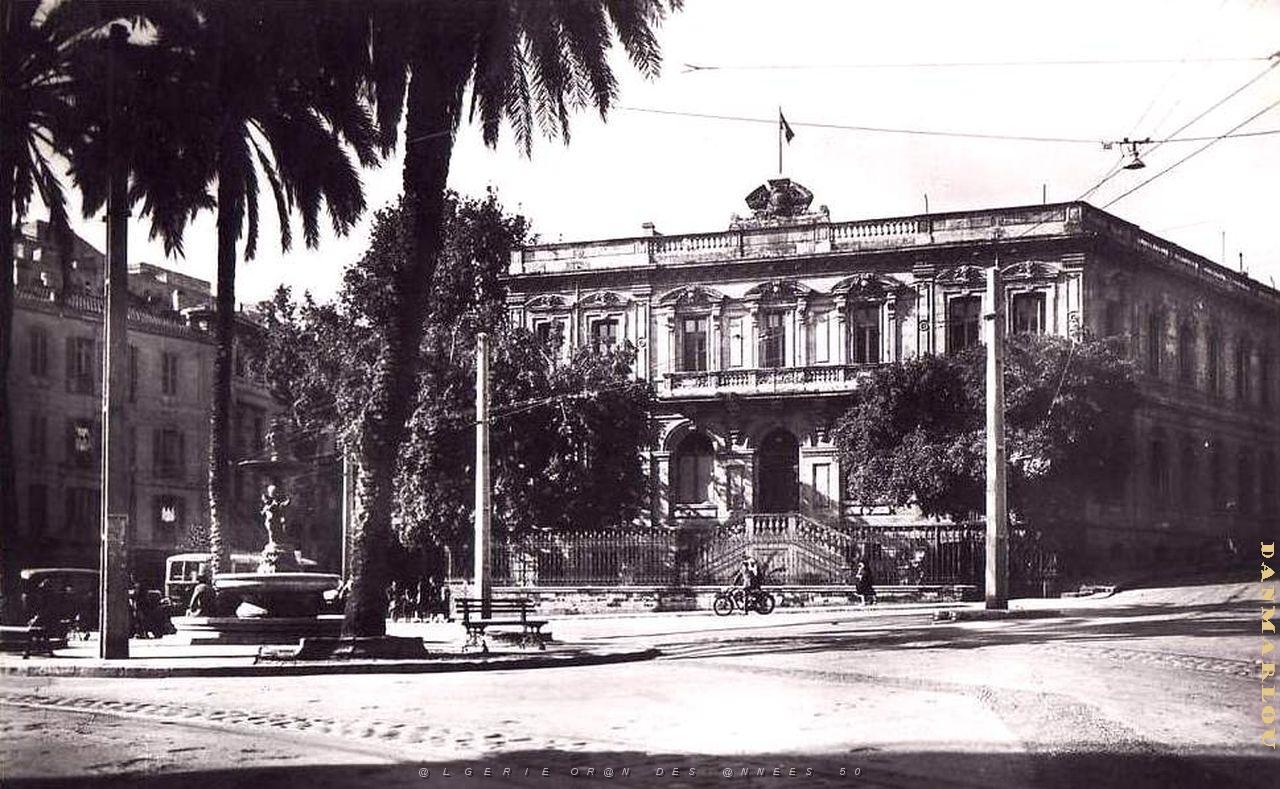 MH b- 071- Place Kleber et prefecture.jpg